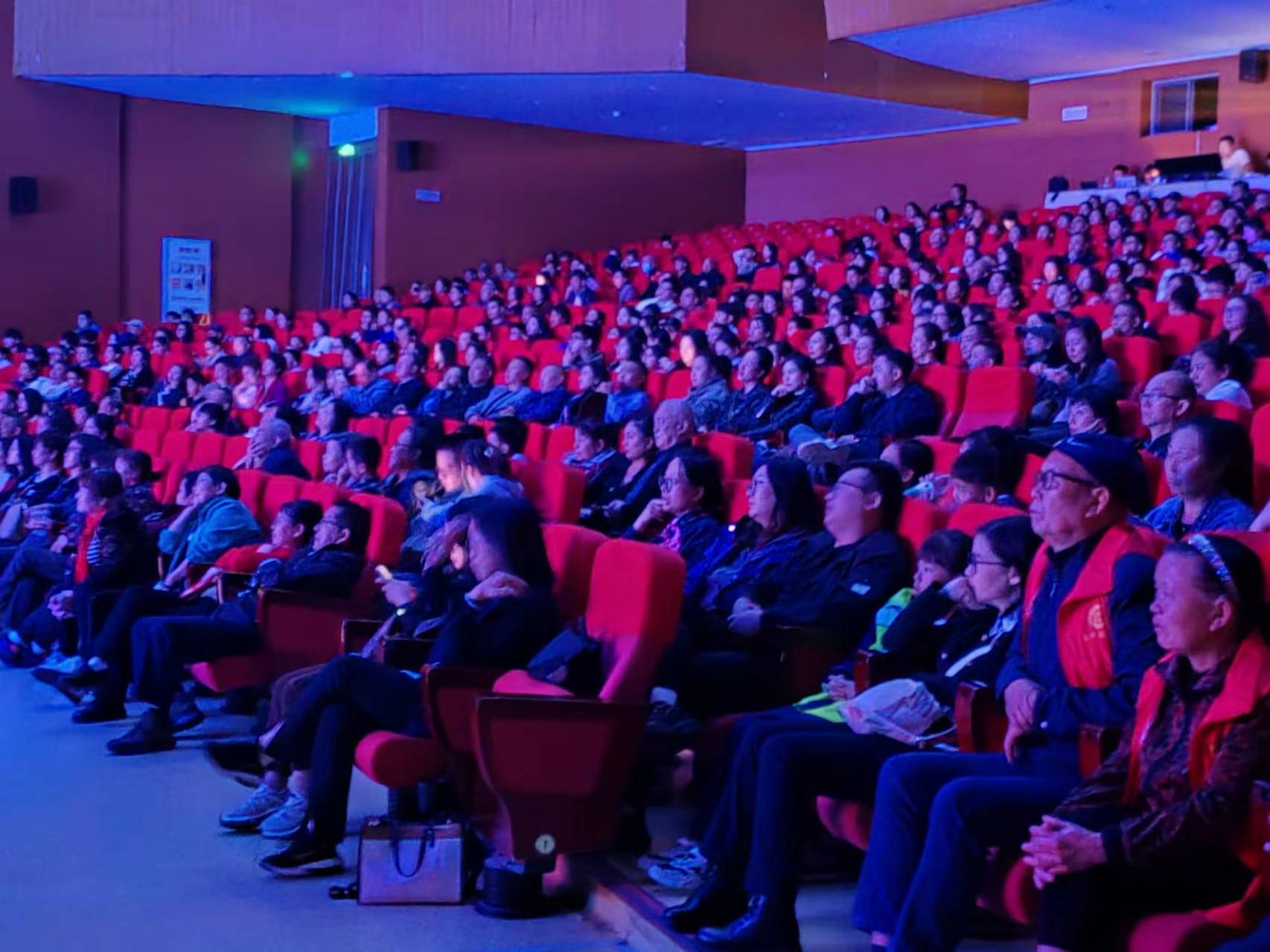 邀請99位老人進(jìn)劇場  與李白時(shí)空“對話”